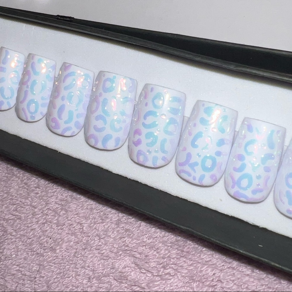 Opal Leopard Press On Nails 🐆 💅🏻🌈 [Kiara Sky- Natural-Short Square]